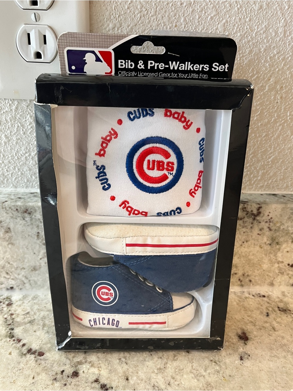 NEW Official MLB Fanatics Chicago Cubs Baby Bib And Shoes  Box Damage